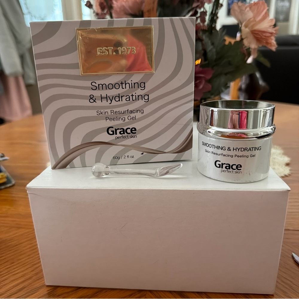 Grace Smoothing & Hydrating Skin Resurfacing Peeling Gel - Silver and White